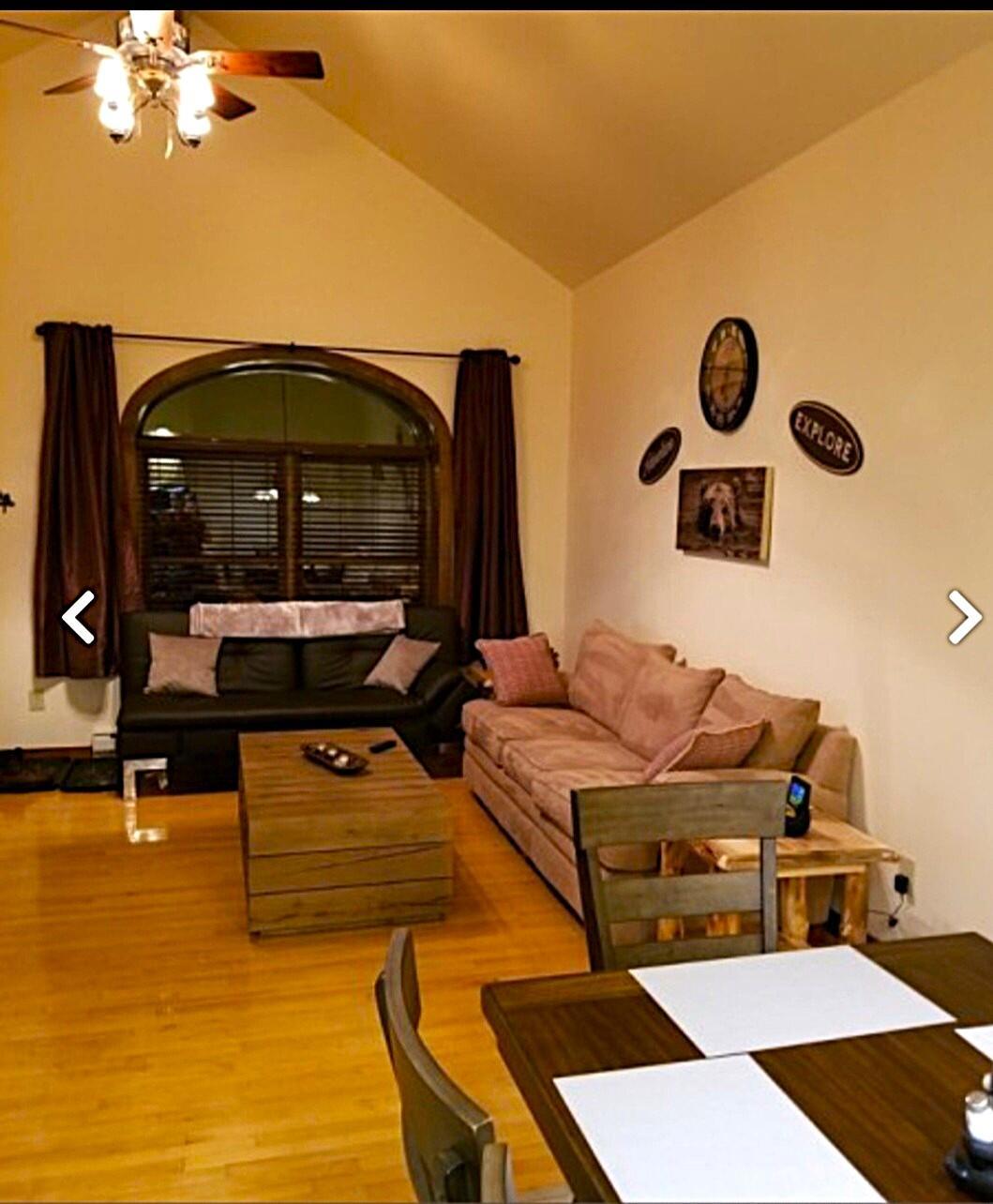 Image 4: Living room