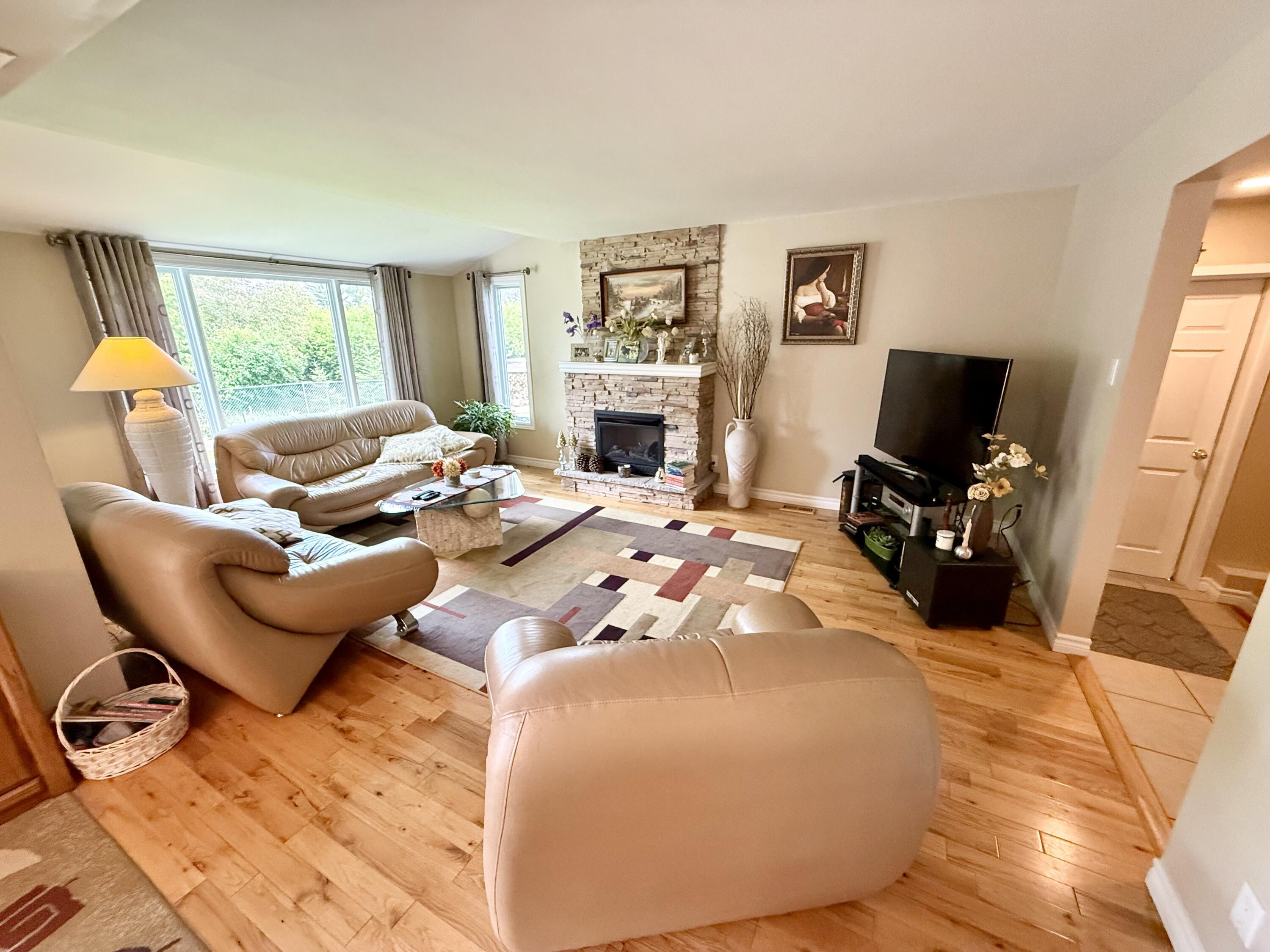 Image 3: Living Room