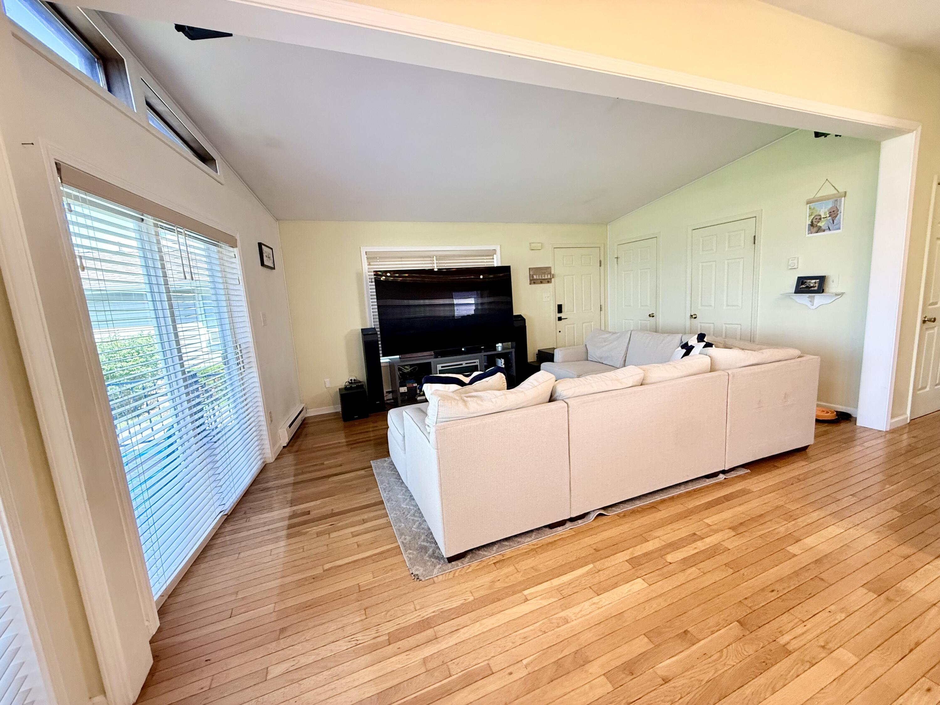 Image 3: Living Room