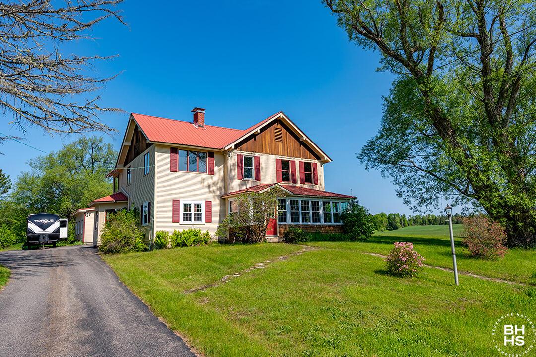 Image 4: FarmhouseInBloomingdale_Exterior