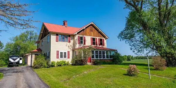 Image 4: FarmhouseInBloomingdale_Exterior