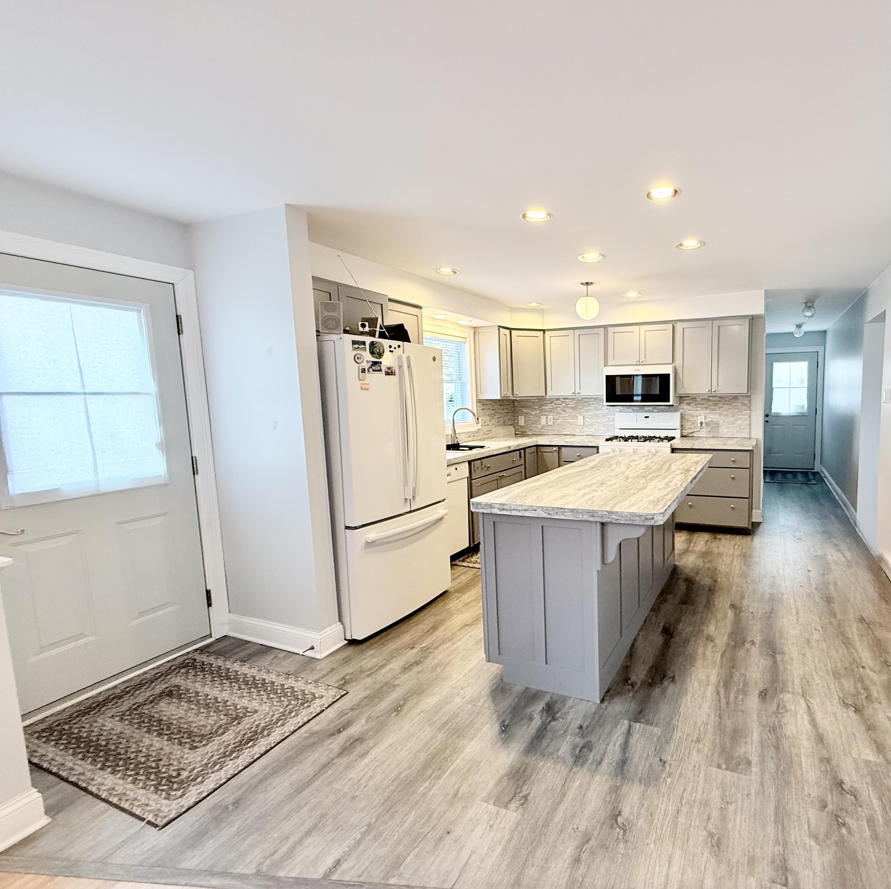 Image 4: Kitchen