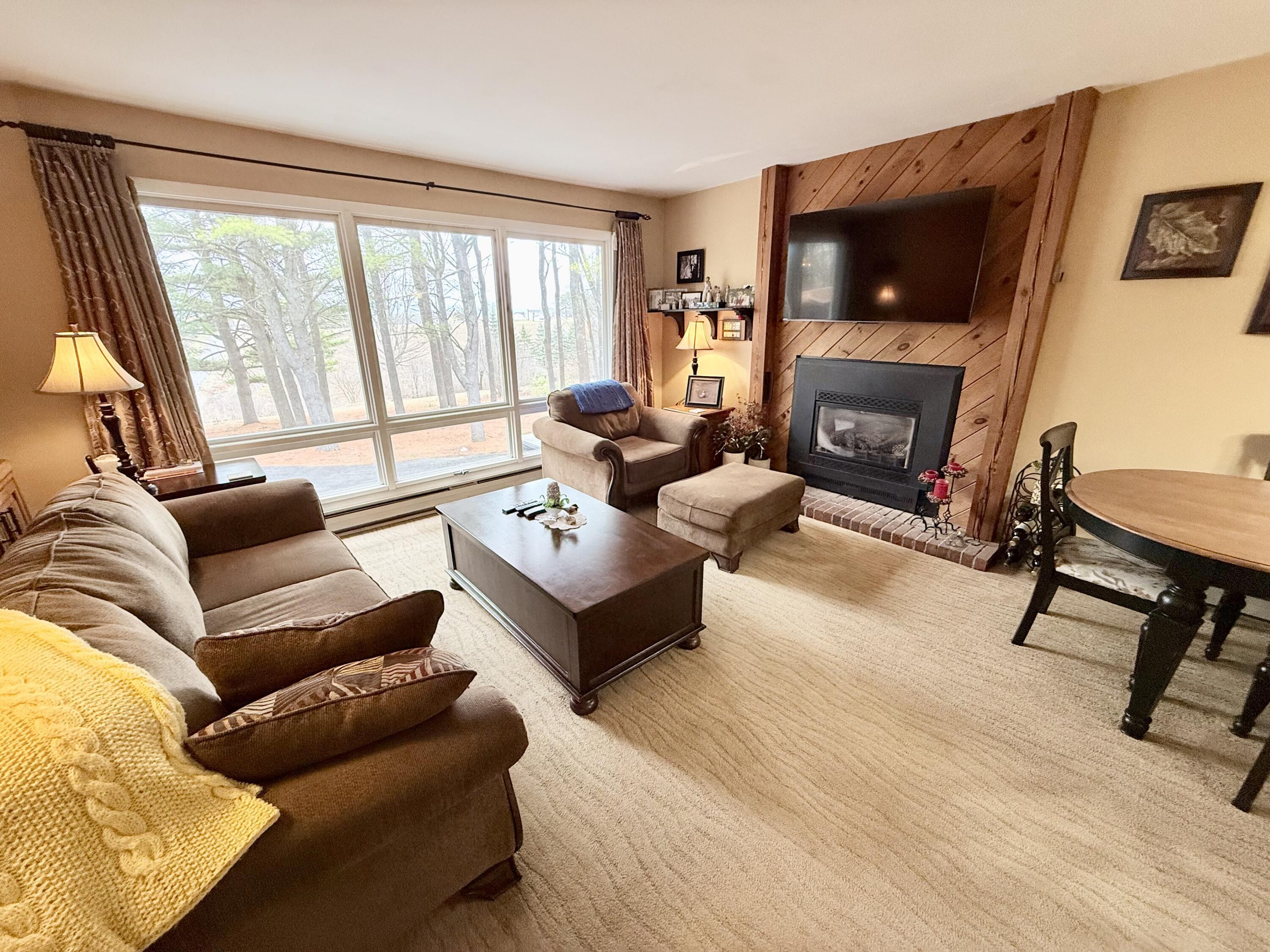 Image 3: Living room