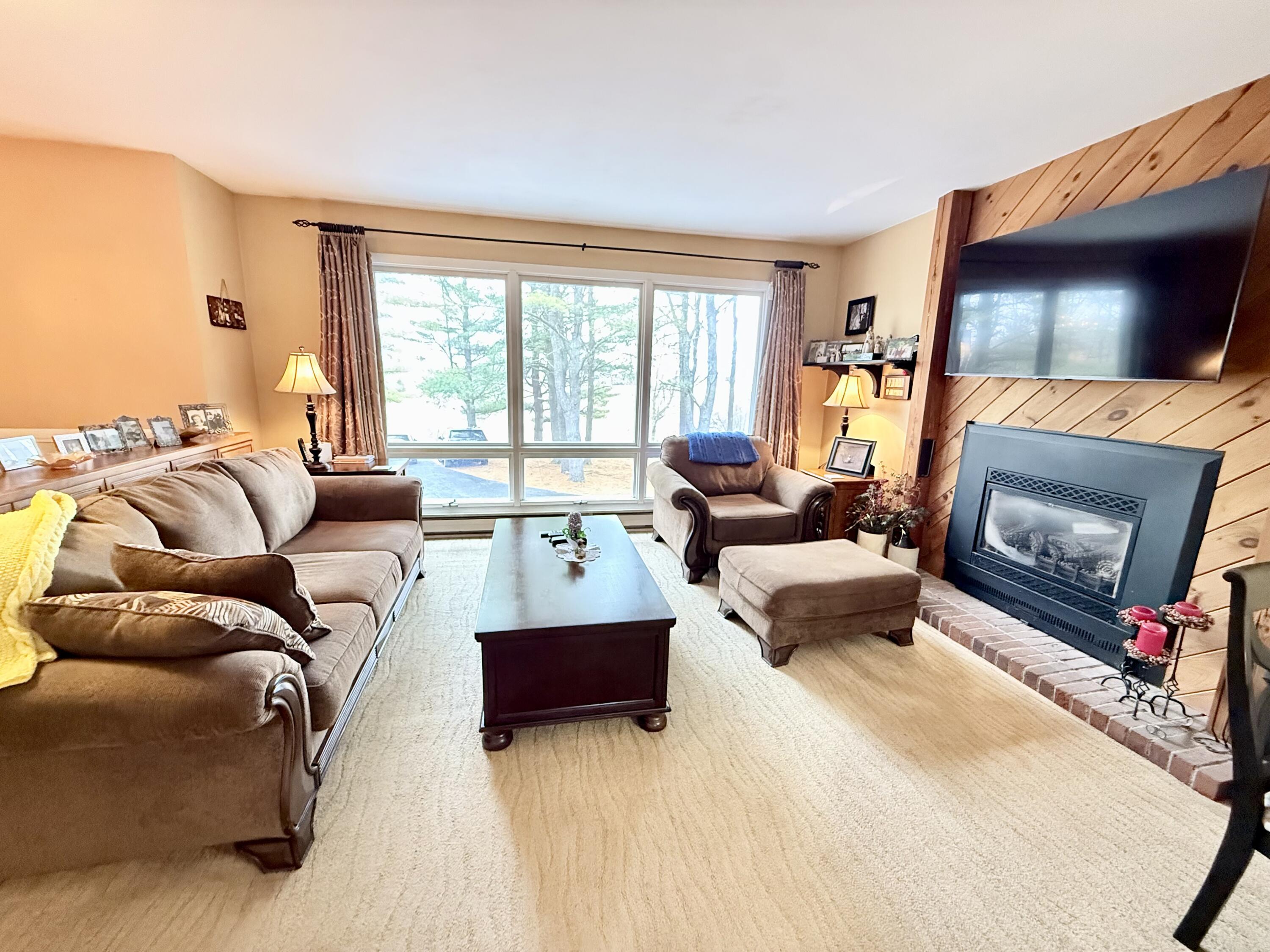 Image 4: Living room