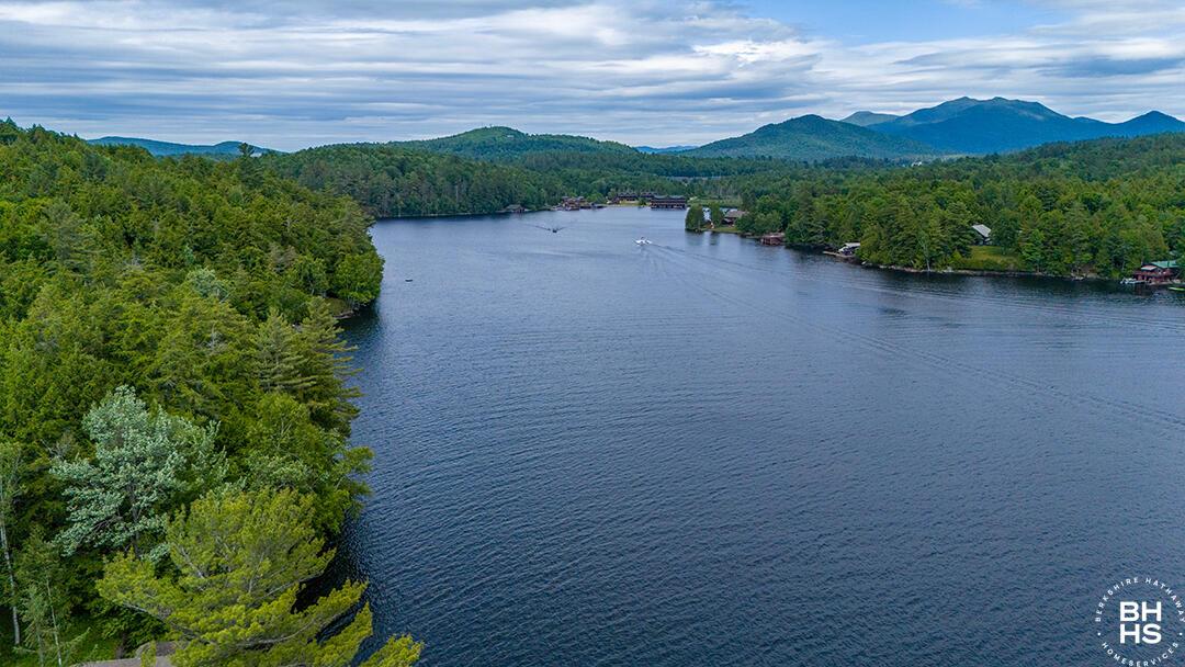 Image 4: HistoricHomeOnLowerSaranacLake_A_Lake_L