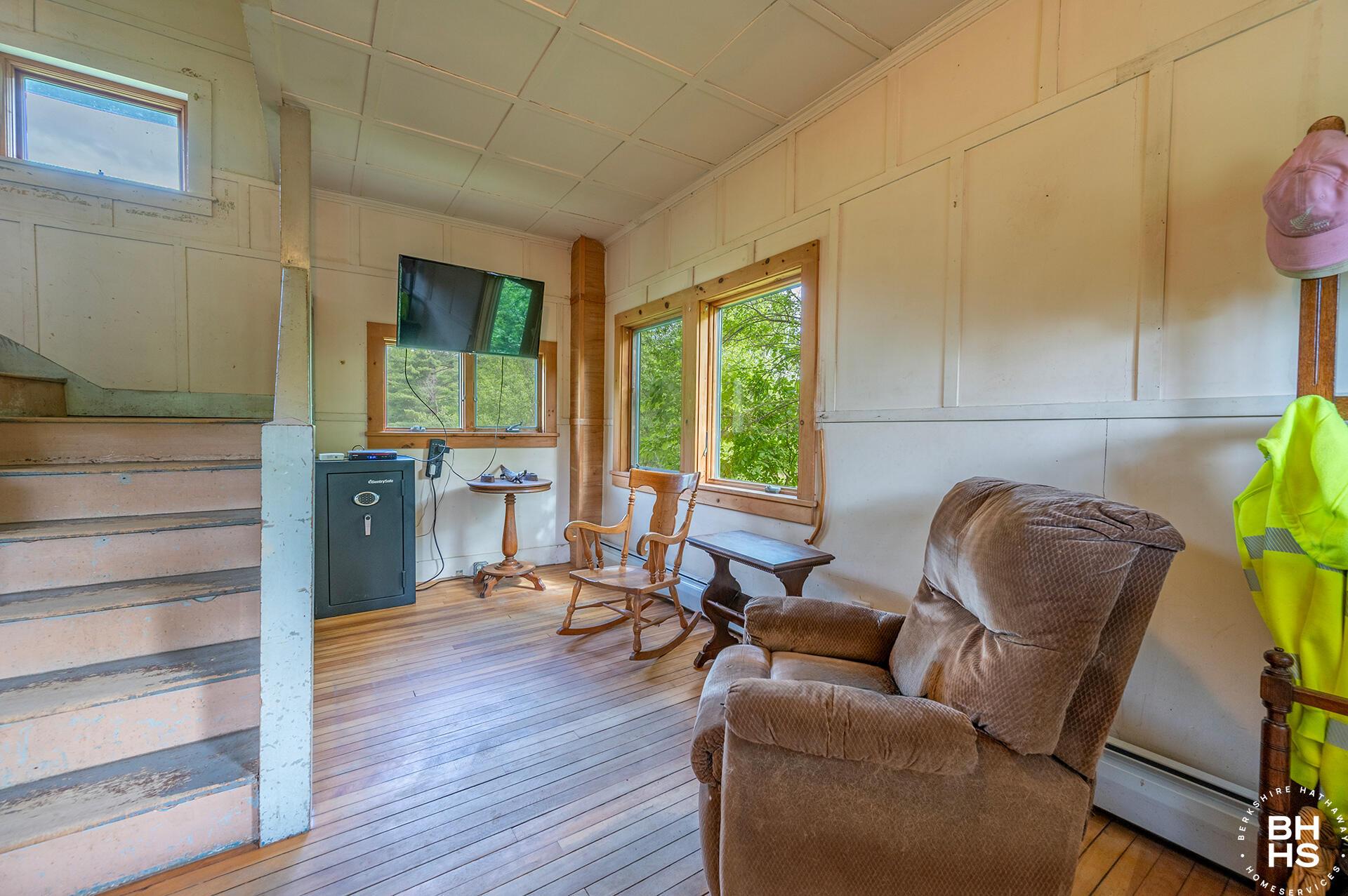 Image 4: 125AirportRoad_LivingRoom