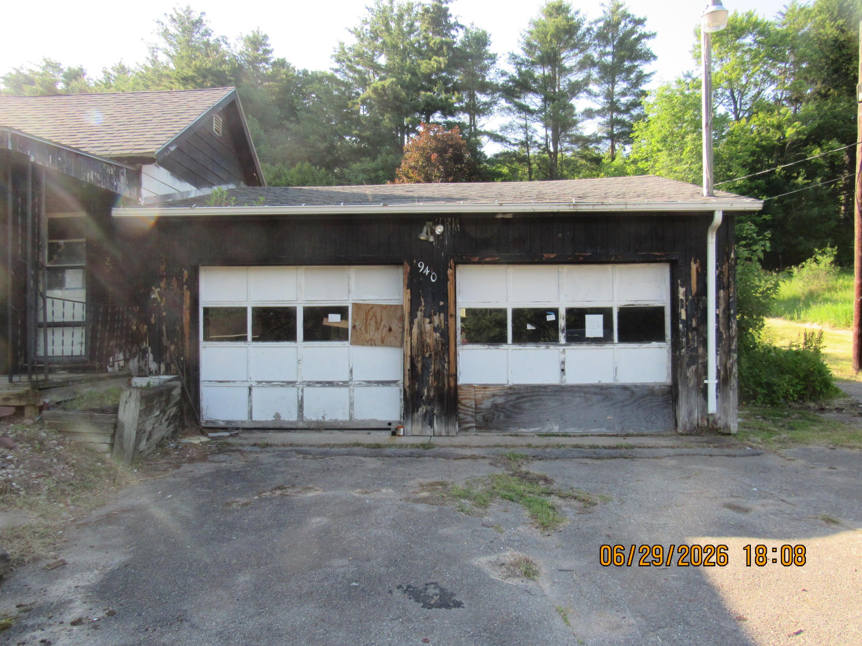 Image 2: Garage