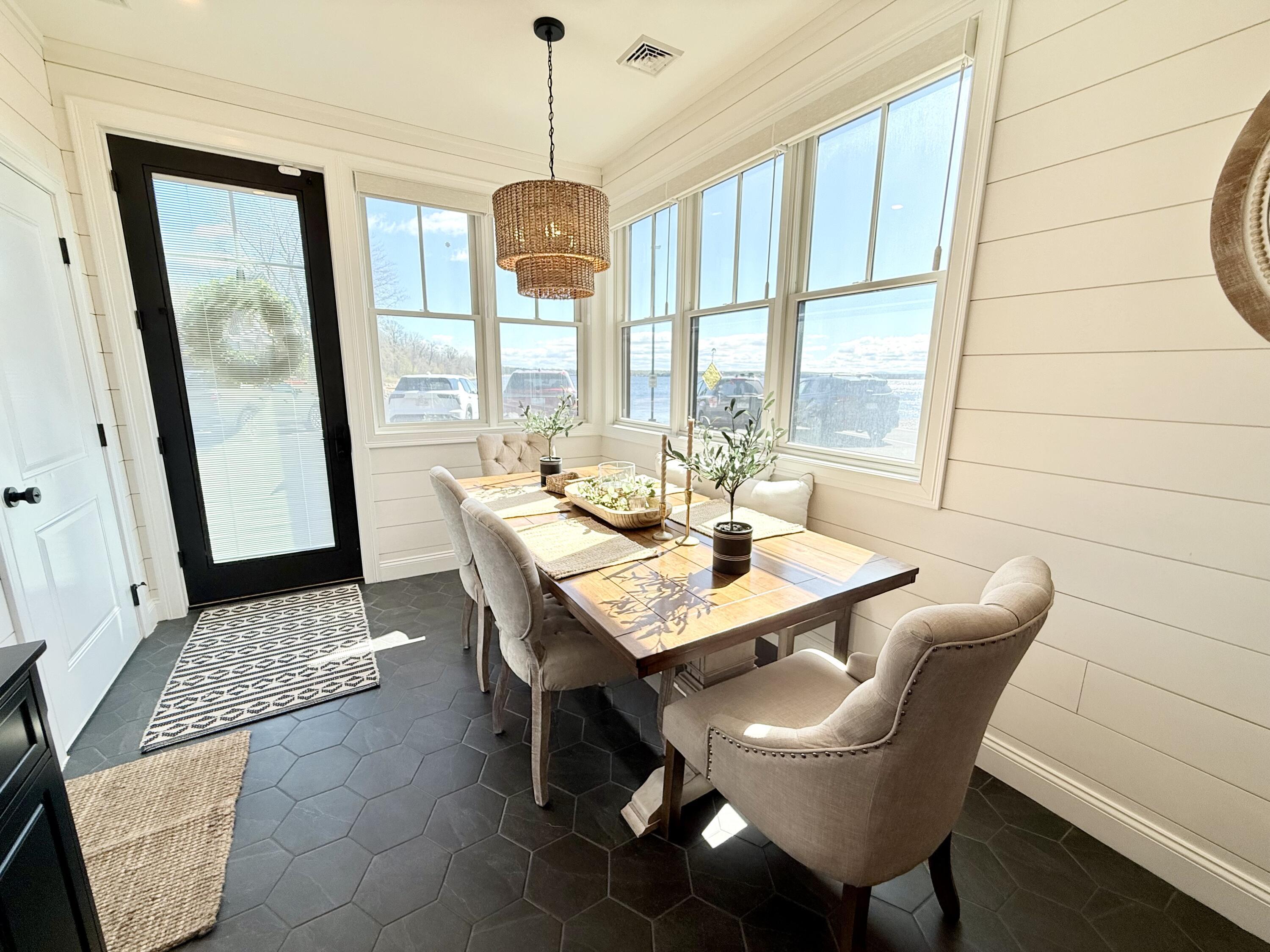 Image 3: Dining Nook