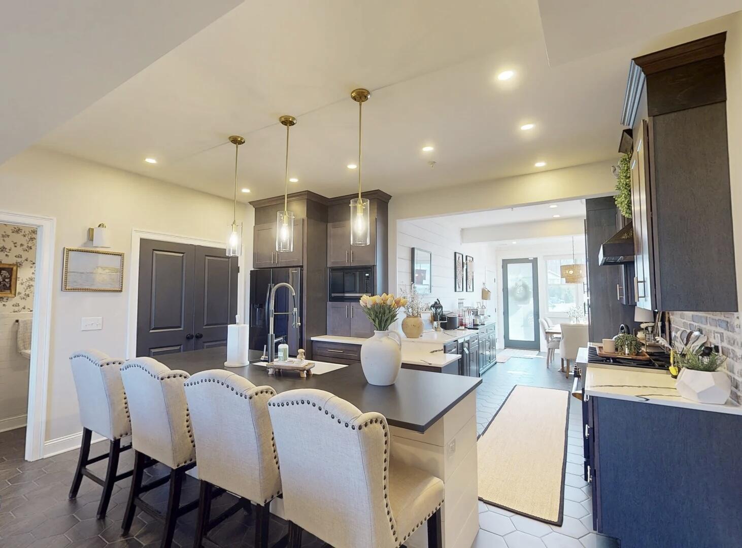 Image 4: Kitchen