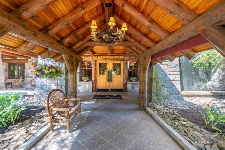 7 Whiteface Inn Ln