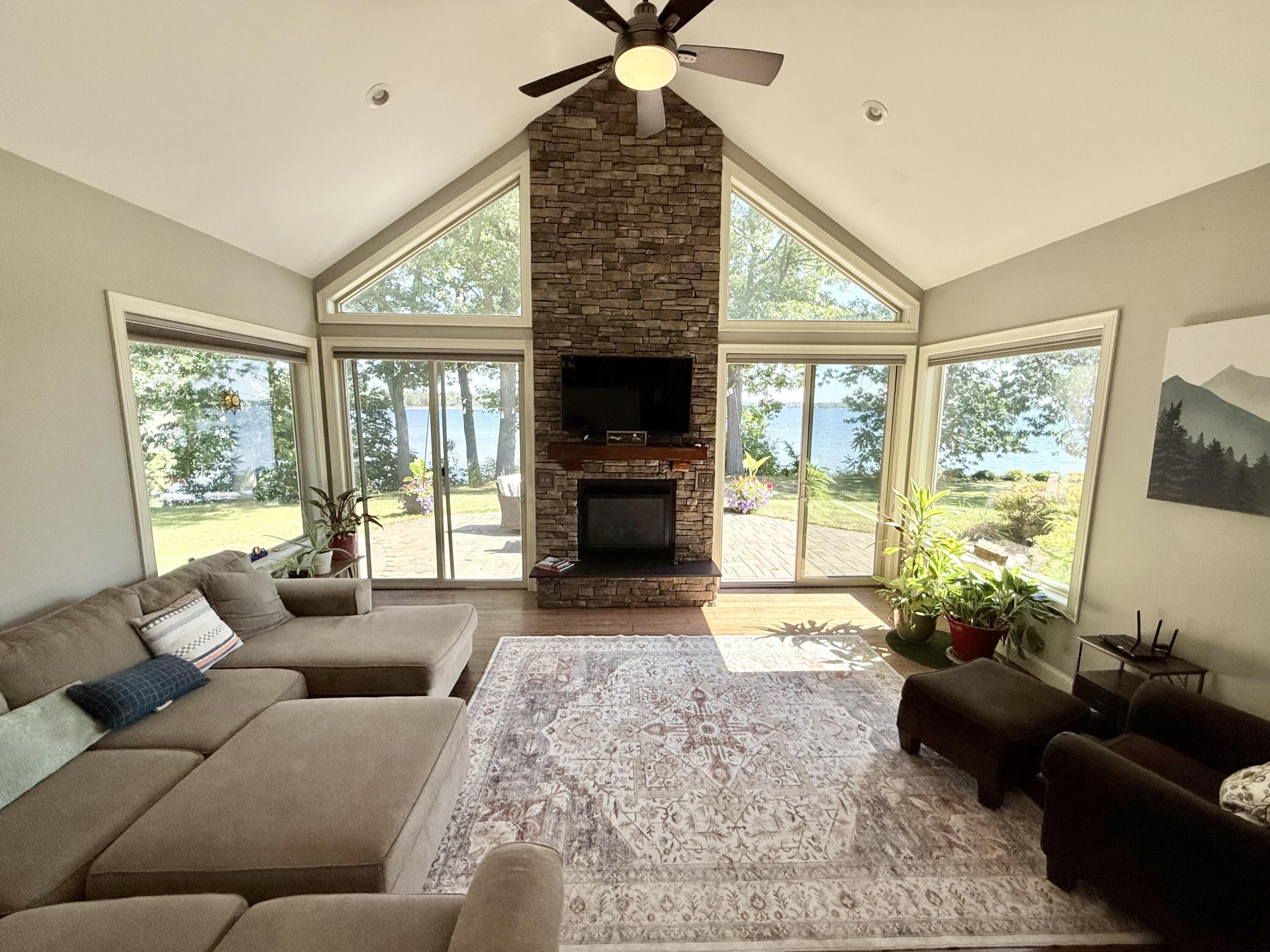 Image 2: Living room