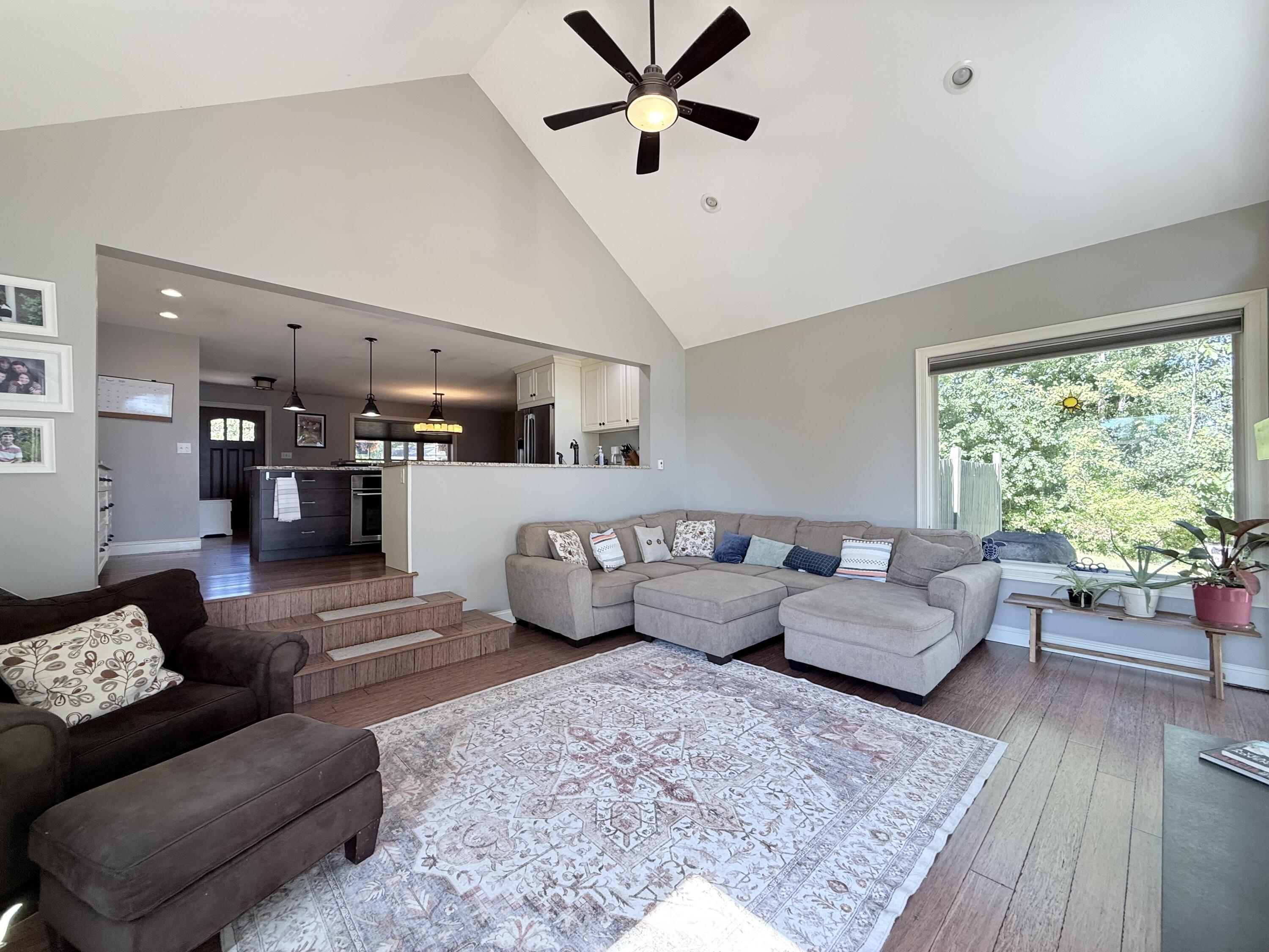 Image 3: Living room