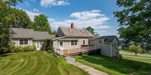 Image 4: 2255Lakeshore_Exterior