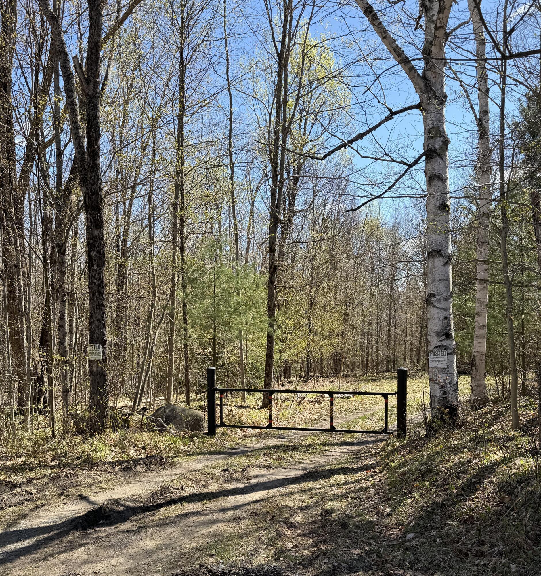 Image 2: Gate