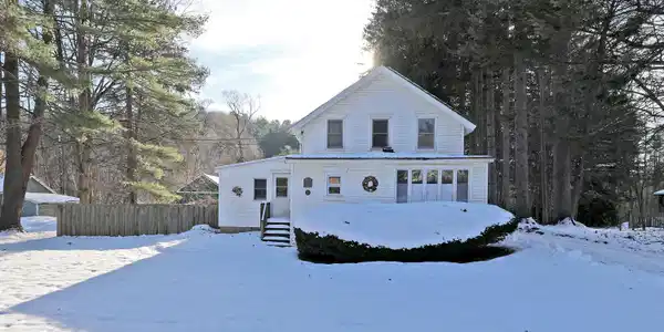 86 E Main St