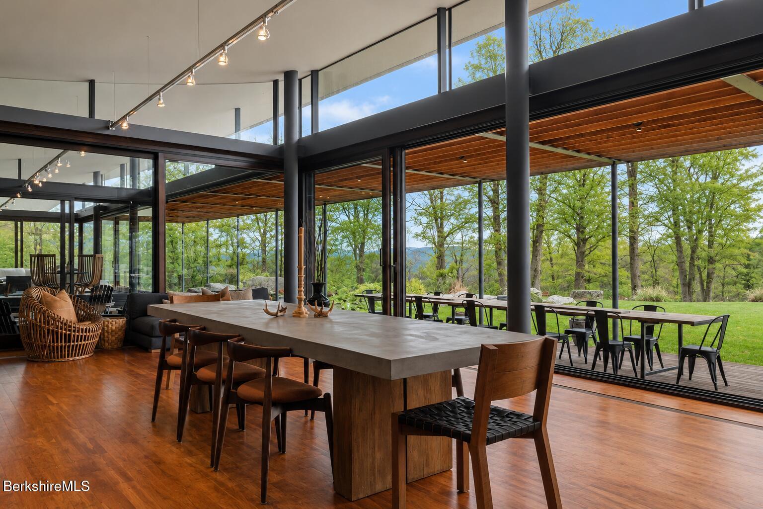 Image 4: Dining to Outdoor