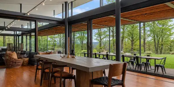 Image 4: Dining to Outdoor