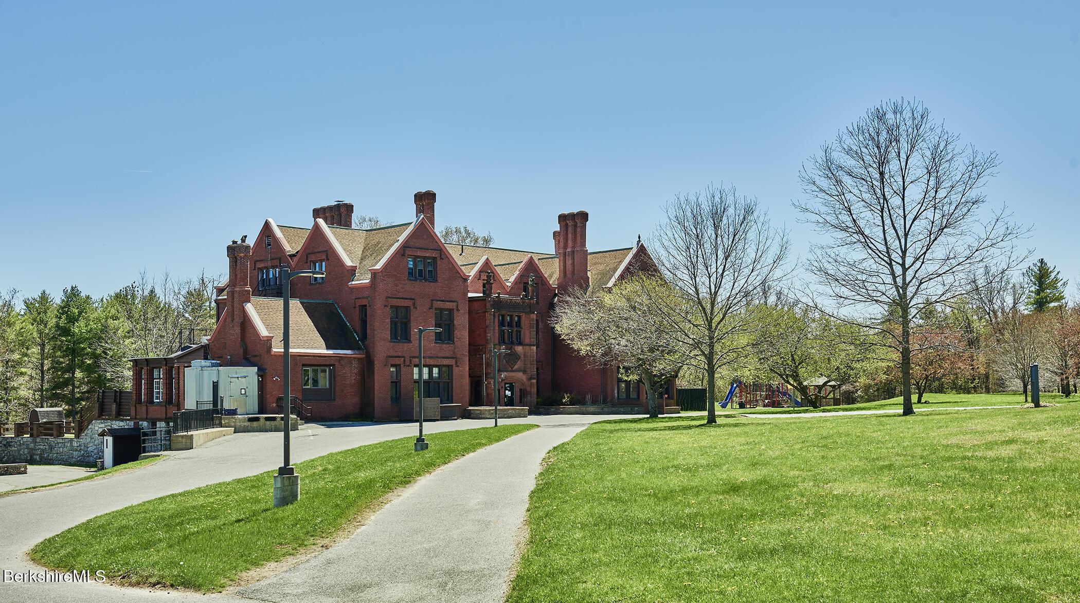 Image 1: Overlee House - Entrance