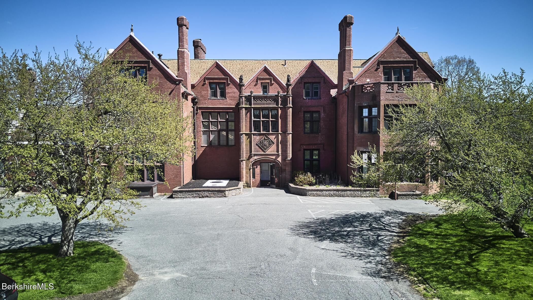 Image 3: Overlee House - Front View