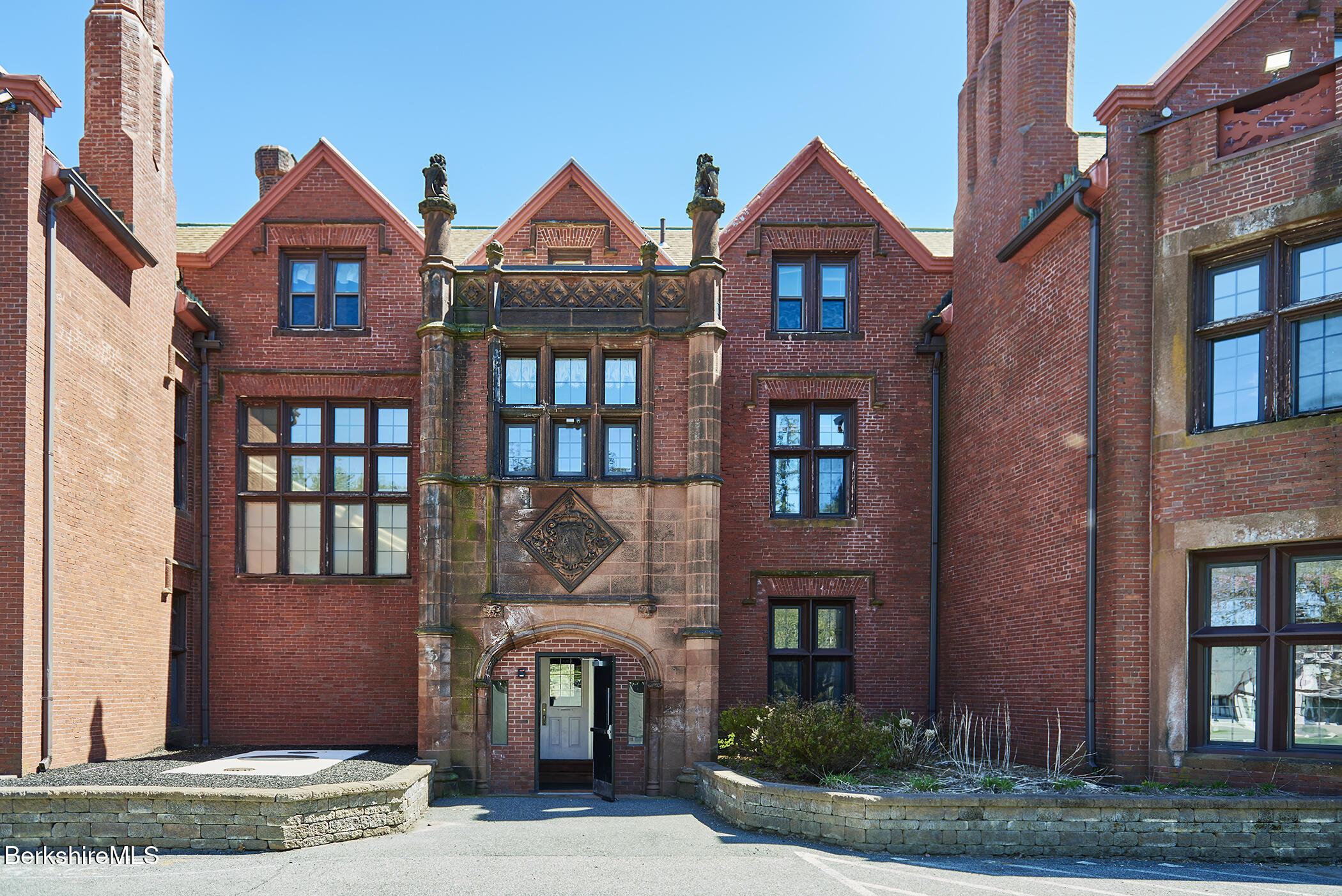 Image 4: Overlee House - Entrance