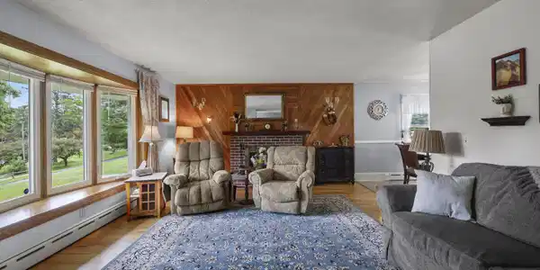 Image 4: 25 Living Room