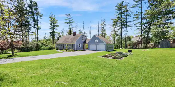 Image 4: 250 Front Yard of 50 Mt