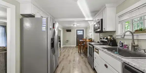 Image 4: Kitchen