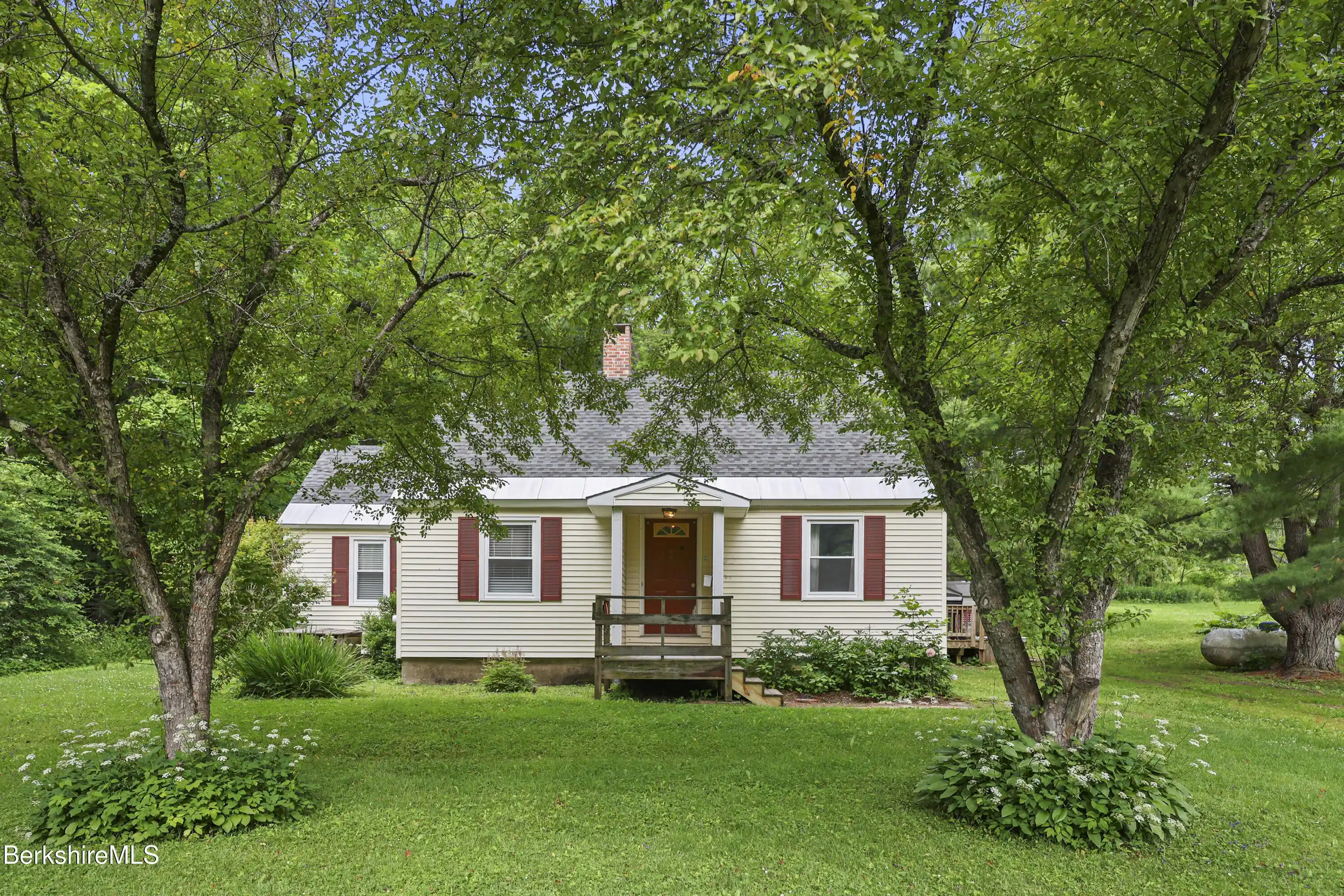 Image 1: Exterior Front