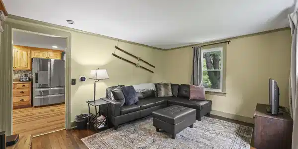 Image 4: Living Room