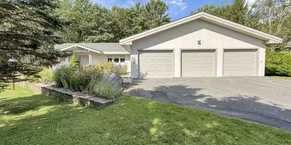 Image 2: Garage