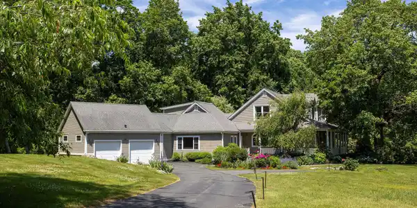 3 Cornwall Dr
