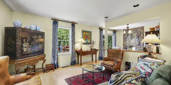 Image 4: Living room