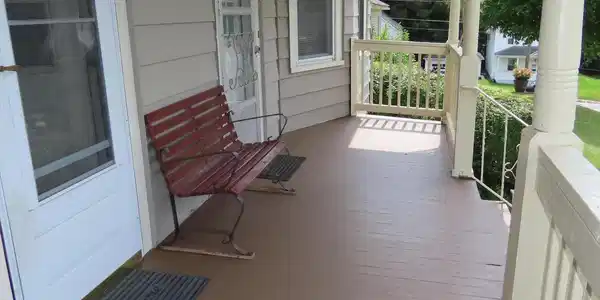 Image 4: Front Sitting Porch