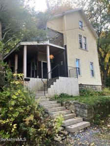 4 Lamoureaux Place