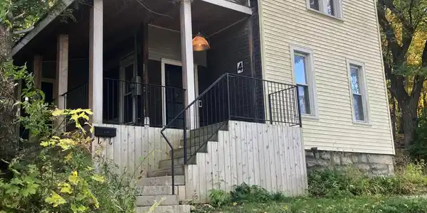 4 Lamoureaux Place