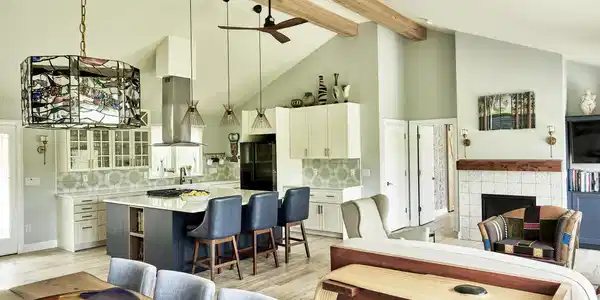Image 2: Dining Area twd Kitchen