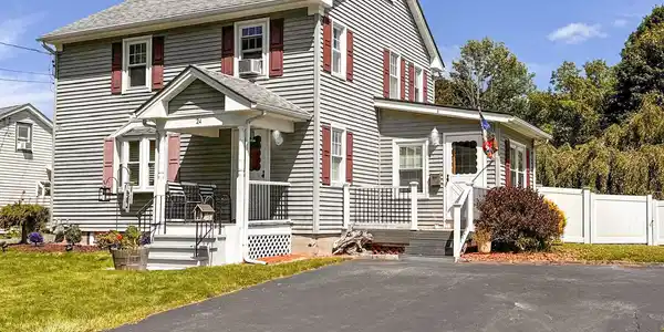 Image 3: Inviting Curb Appeal