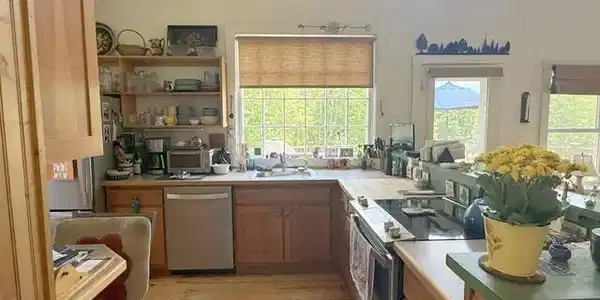 Image 4: Kitchen