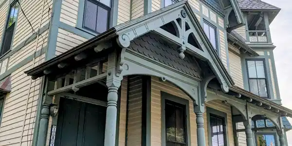 182 Main St East