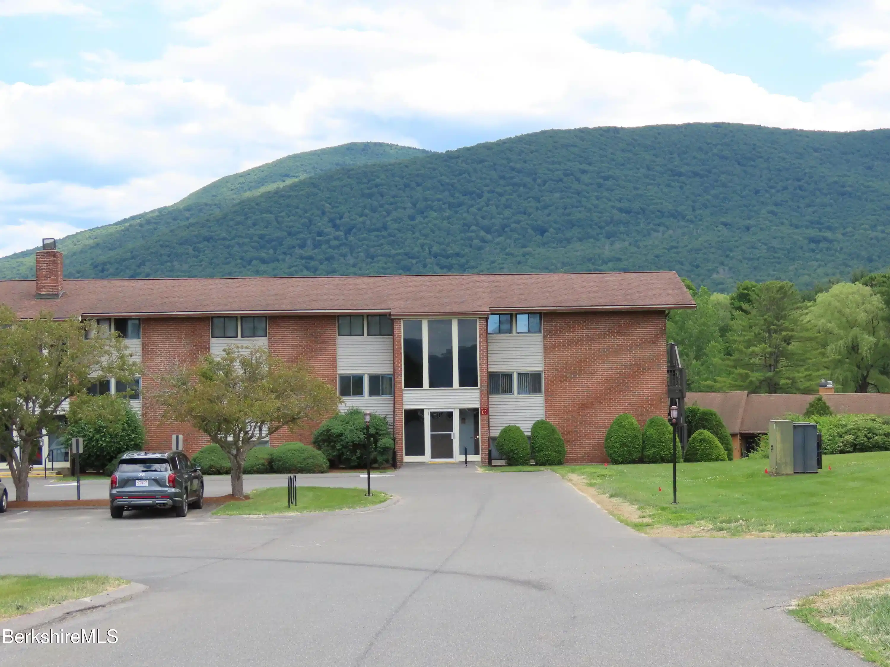Image 1: Main Entry, End Unit