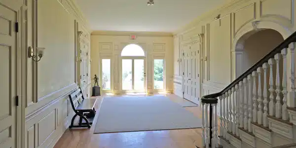 Image 3: MAIN COMMON FOYER