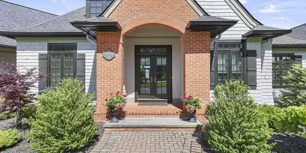 Image 3: 25 Exterior Front
