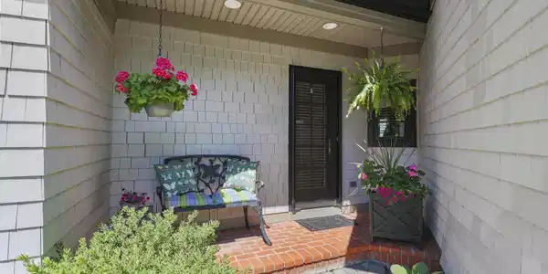 Image 4: 32 Side Entrance