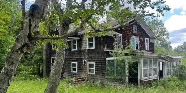 477 Mohawk Trail