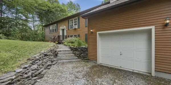 Image 4: Garage