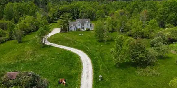 Image 4: Exterior/Mountain View