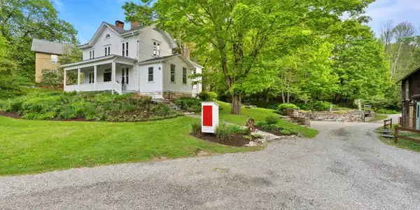 8 Yale Hill Rd