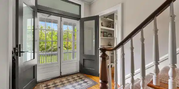 Image 3: Entry - 1LR