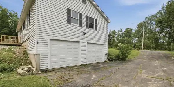 Image 3: Exterior - Driveway