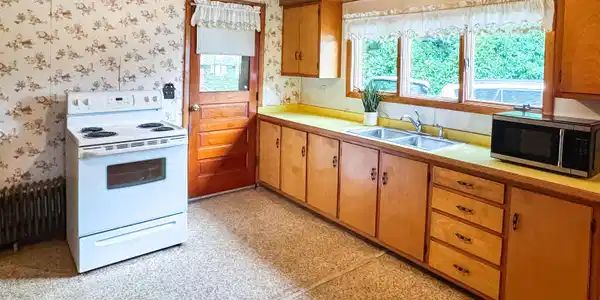Image 4: Kitchen